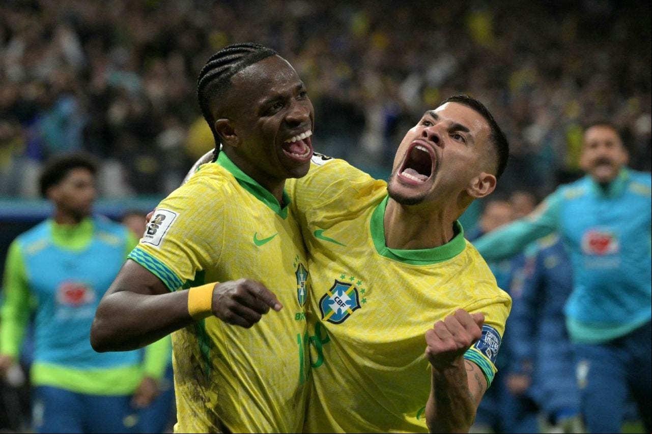Vini Júnior e Matheus Cunha comemoram gol do Brasil contra o Paraguai