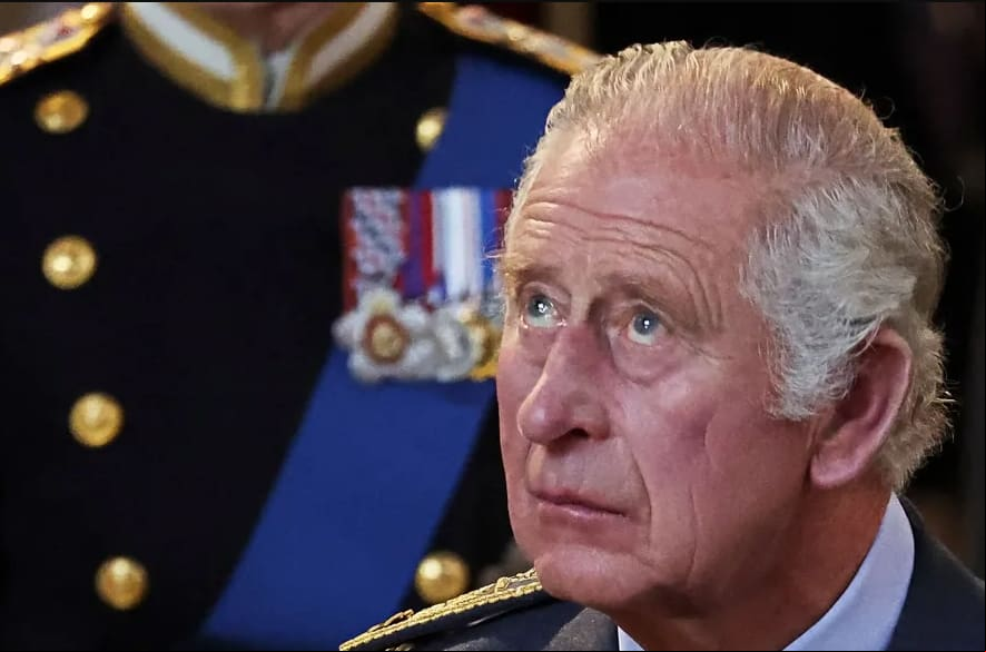 Rei Charles III emite comunicado após queda de avião na Índia que seguia para Londres