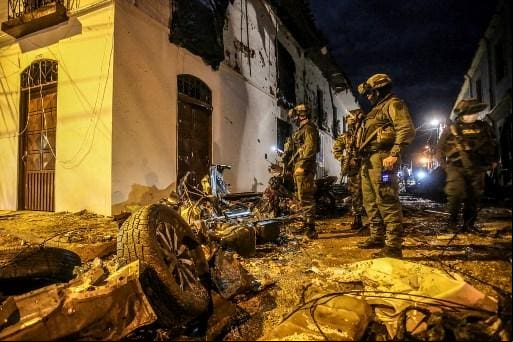 Forças de segurança colombianas vasculham destroços de carro-bomba que explodiu na província de Cauca, na Colômbia
