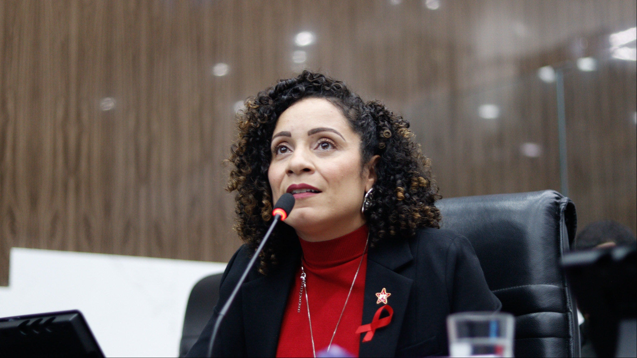 Gesto de Adriana Souza (PT), que anunciou devolução de reajuste salarial, provocou desconforto na bancada petista na Câmara de Contagem