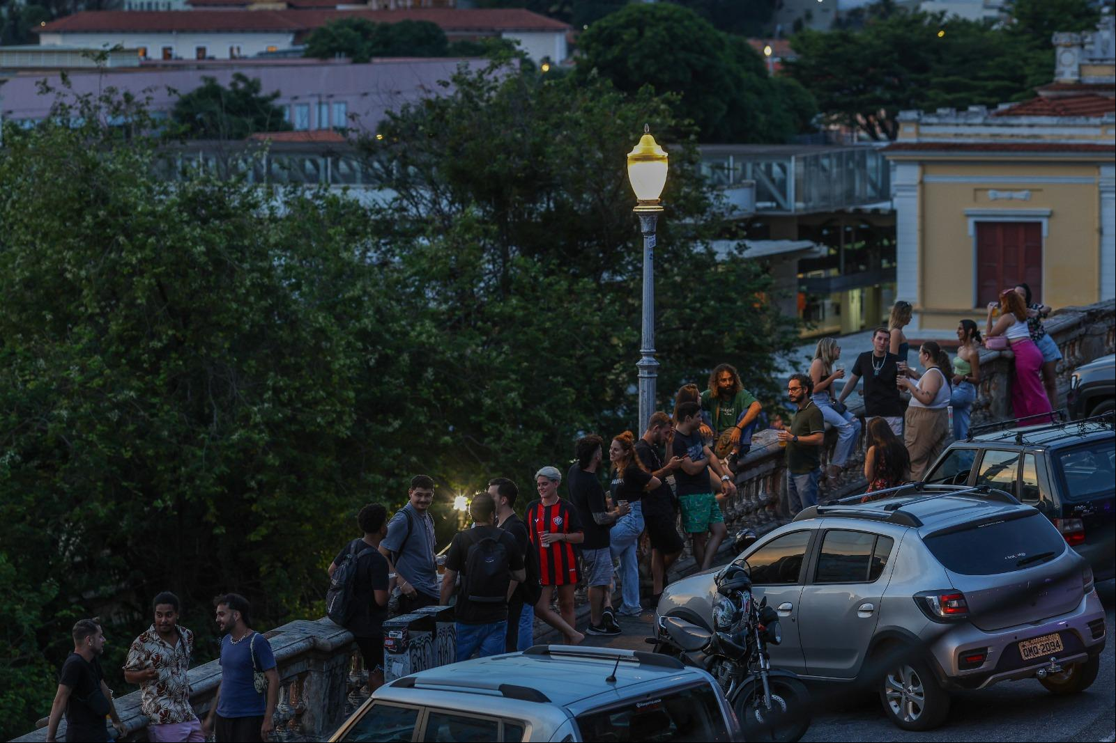 Frequentadores da rua Sapucaí enfileiram-se na balaustrada