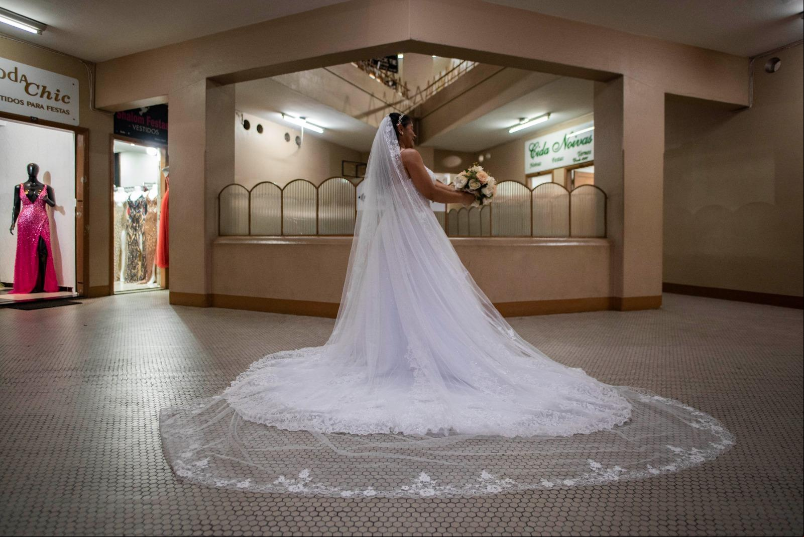 Corredores do Edifício Mariana guardam centenas de lojas de roupa de festa